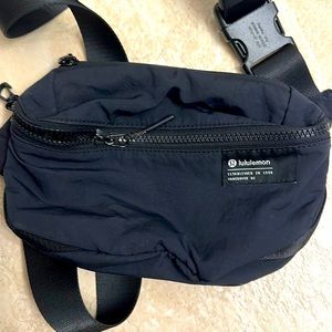 Lululemon 2L Shoulder Bag